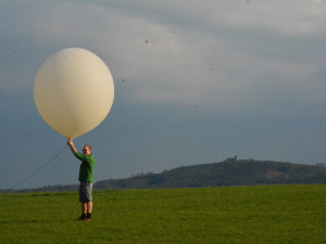 Mladí vědci poslali na hranici vesmíru balonovou sondu, nesla semínka hrachu, ale i třeba marshmallow