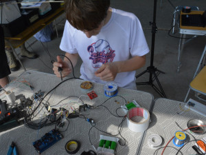 Mladí vědci poslali na hranici vesmíru balonovou sondu, nesla semínka hrachu, ale i třeba marshmallow