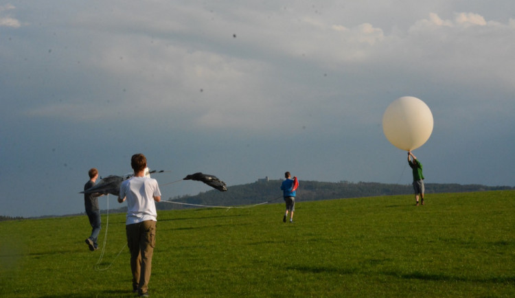 Mladí vědci poslali na hranici vesmíru balonovou sondu, nesla semínka hrachu, ale i třeba marshmallow