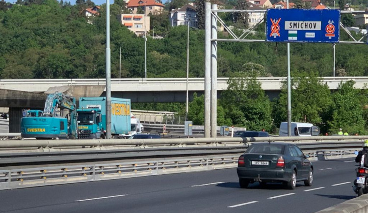 Na Barrandovském mostě už se frézuje, doprava je omezena. Podívejte se přímo na místo.