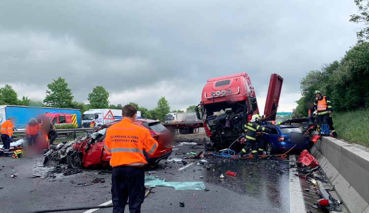 Na dálnici u Prahy přejel kamion do protisměru. Dva lidé zemřeli, další jsou zranění