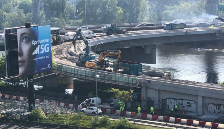 VIDEO: Opravy Barrandovského mostu pokračují. Dělníci začali bourat nájezd ze Strakonické