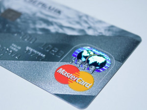 Při placení se usmívejte. Můžete i mávat. Mastercard zahajuje novou éru biometrického ověřování plateb