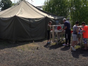 VIDEO: Podívejte se, jak bydlí ukrajinští uprchlíci ve stanovém městečku