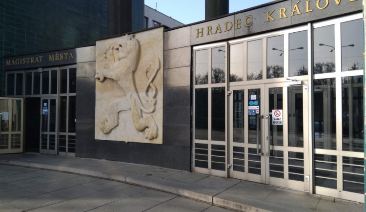 Hradec Králové poslal první peníze svému partnerskému městu Černihiv. Finance využije na čerpadlo.