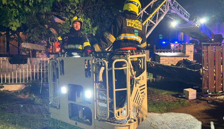 VIDEO: Noční bouřka v Praze zaměstnala hasiče a vyhnala ukrajinské uprchlíky ze stanů