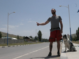V posledních letech mu dělá na cestách společnost fenka Corey