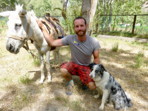 V posledních letech mu dělá na cestách společnost fenka Corey
