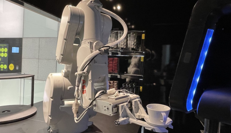 V Brně šéfuje kavárně robot, který umí kávu jako v Itálii.