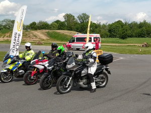 Učme se přežít. S policisty na kurz bezpečné jízdy