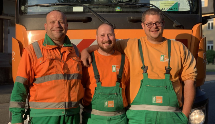 Bezdomovci v popelnici a nervózní řidiči. Podívejte se na šichtu pražských popelářů