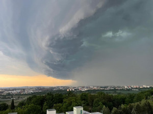 Páteční větrnou smršť označili meteorologové za slabé derecho, nejsilněji udeřilo na Plzeňsku