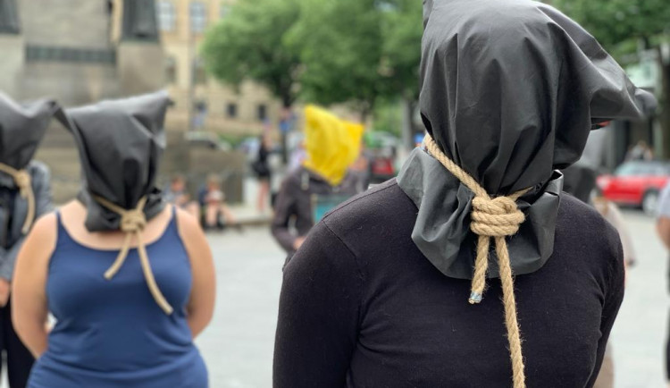 VIDEO: Aktivisté s oprátkami kolem krku v Praze upozornili na problematiku trestu smrti