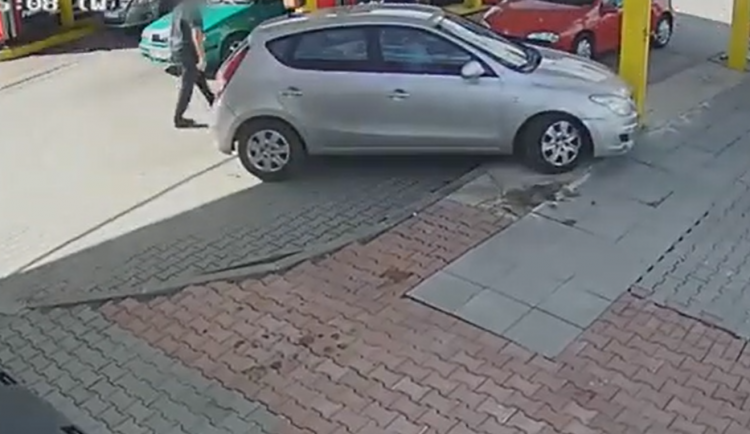 Cizinec to přehnal se slivovicí. Na Brněnsku boural na čerpací stanici