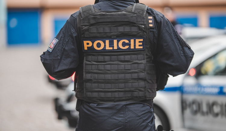 VIDEO: Útočníci v centru Prahy srazili muže pěstí na zem a okradli ho. Pátrá po nich policie