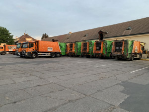 Bezdomovci v popelnici a nervózní řidiči. Podívejte se na šichtu pražských popelářů