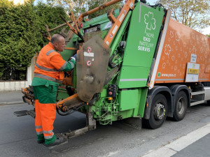 Bezdomovci v popelnici a nervózní řidiči. Podívejte se na šichtu pražských popelářů