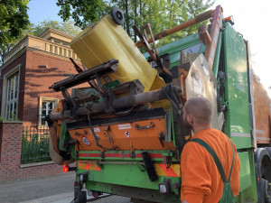 Bezdomovci v popelnici a nervózní řidiči. Podívejte se na šichtu pražských popelářů