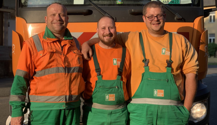 Bezdomovci v popelnici a nervózní řidiči. Podívejte se na šichtu pražských popelářů.