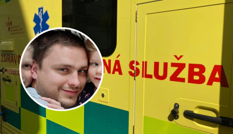 Záchranář Lukáš přišel o manželku, doma má tři malé děti a hypotéku. Kolegové mu uspořádali sbírku.