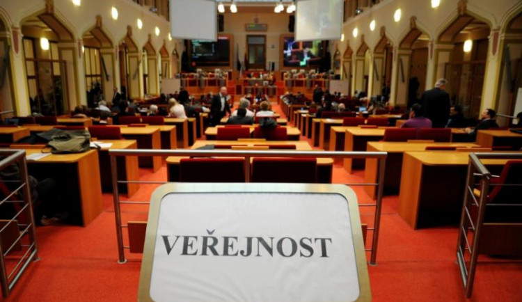 Rusko se jen brání, hlásala žena, která na dnešním zastupitelstvu v Praze velebila Putina