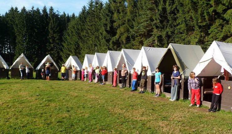 Dětské tábory se letos prodraží. Některé pražské městské části ale rodinám pomáhají