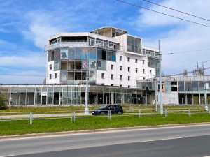 Ostudné "skleněné peklo" půjde k zemi zřejmě příští rok, Plzeň už podepsala smlouvu o likvidaci černé stavby