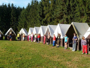 Dětské tábory se letos prodraží. Některé pražské městské části ale rodinám pomáhají