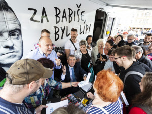 S obytňákem dorazil Babiš i před olomouckou radnici. Kritizoval vládu i guvernéra ČNB