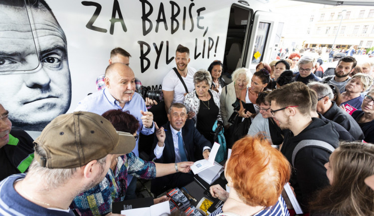 S obytňákem dorazil Babiš i před olomouckou radnici. Kritizoval vládu i guvernéra ČNB.