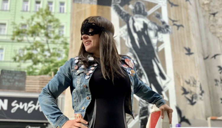 (NE)OBYČEJNÍ: Komiks, straight edge a děti. Přečtěte si příběh Toy Box, autorky žižkovského Péráka