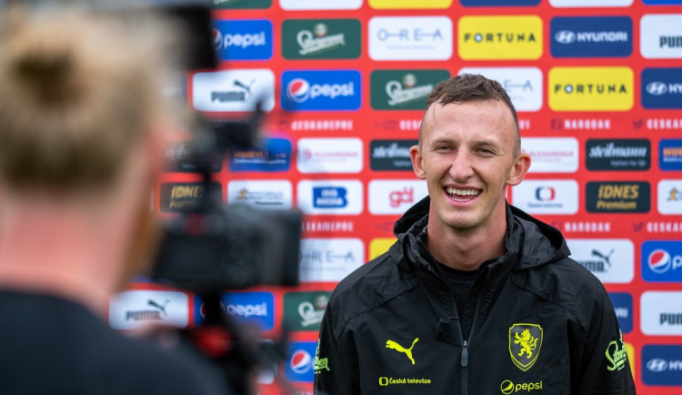 Valentu čeká největší zápas v reprezentaci. Soupisce Anglie jsme se doma museli smát, vypráví.