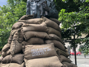 Socha Tarase Ševčenka v Praze je po vzoru ukrajinských památek obložena pytli s pískem