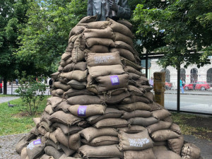 Socha Tarase Ševčenka v Praze je po vzoru ukrajinských památek obložena pytli s pískem