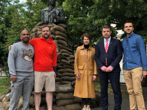 Socha Tarase Ševčenka v Praze je po vzoru ukrajinských památek obložena pytli s pískem