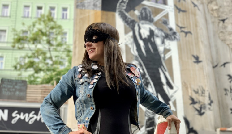 Komiks, straight e.dge a děti. Přečtěte si příběh Toy Box, autorky žižkovského Péráka