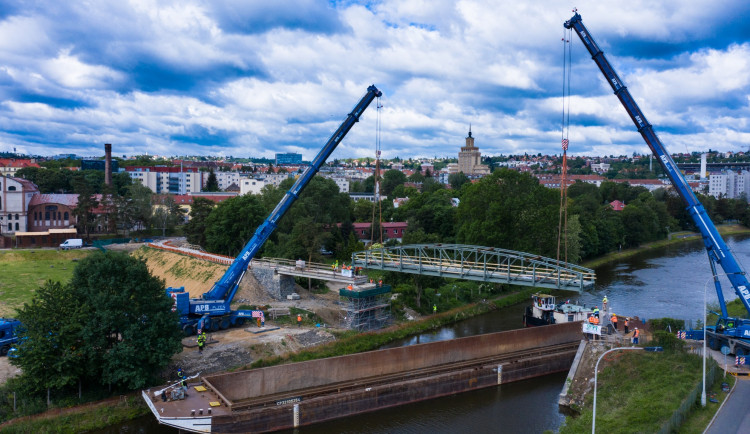 Most přes plavební kanál Troja-Podbaba je na místě. Dopravili ho po řece z Mělníku