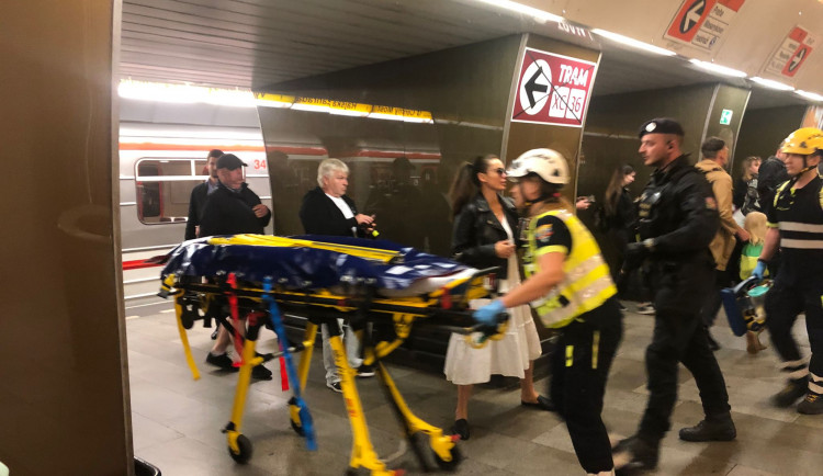 Pád osoby do kolejiště metra na náměstí Republiky dnes ráno přerušil provoz linky B