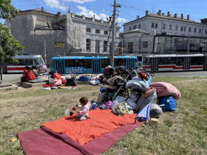 Ukrajinských Romů u brněnského nádraží přibývá. Kraj chystá stanové městečko