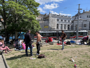 Ukrajinských Romů u brněnského nádraží přibývá. Kraj chystá stanové městečko