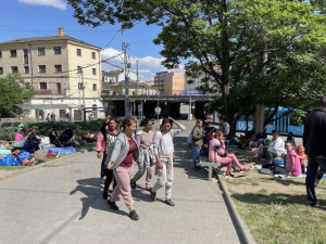 Ukrajinských Romů u brněnského nádraží přibývá. Kraj chystá stanové městečko