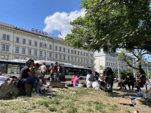 Ukrajinských Romů u brněnského nádraží přibývá. Kraj chystá stanové městečko