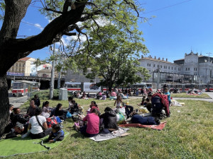Ukrajinských Romů u brněnského nádraží přibývá. Kraj chystá stanové městečko