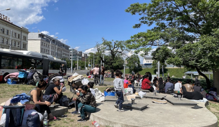 Ukrajinských Romů u brněnského nádraží přibývá. Kraj chystá stanové městečko.