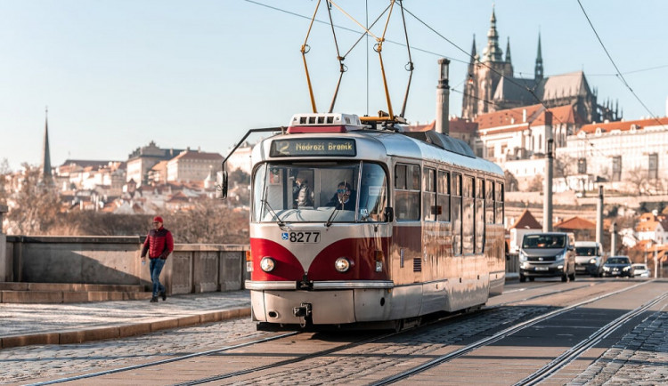 Výpadek proudu ochromil Prahu. Hasiči zachraňovali lidi z výtahů, nejezdilo ani metro