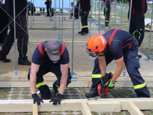 Místo fanoušků motorek stojí u Masarykova okruhu stanové městečko pro uprchlíky