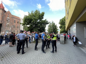 Pracovní úřad v Brně praská s novým měsícem ve švech. Fronty jsou i před bankou