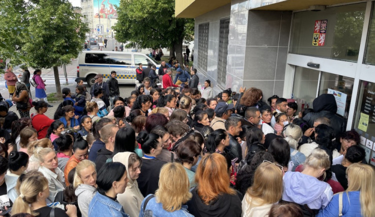 Pracovní úřad v Brně praská s novým měsícem ve švech. Fronty jsou i před bankou.