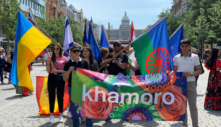 VIDEO: Hlasitá hudba, tanec a pestré barvy. Stovky Romů z celé Evropy prošly Prahou