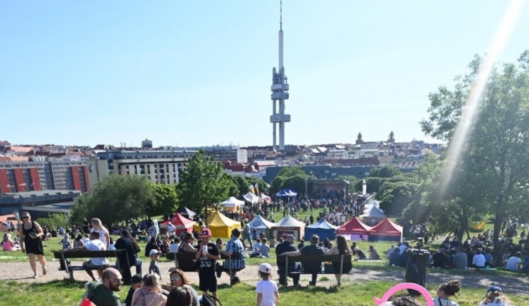 Po dvou letech se vrací Žižkovské pivobraní. Nabídne kapely i mistrovství v otáčení pivních tácků